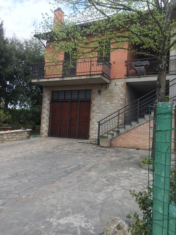 Appartamento Dell Agriturismo Pane E Olio 托迪 外观 照片